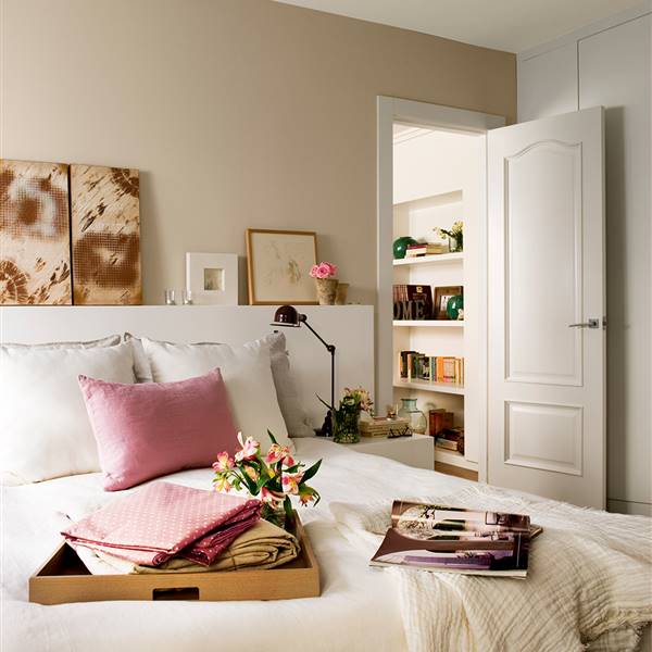 Dormitorio en tonos blanco, crudo y rosa