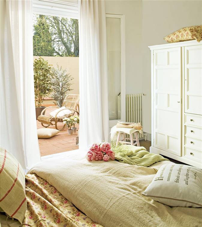 Dormitorio en tonos primaverales con salida a la terraza_361531