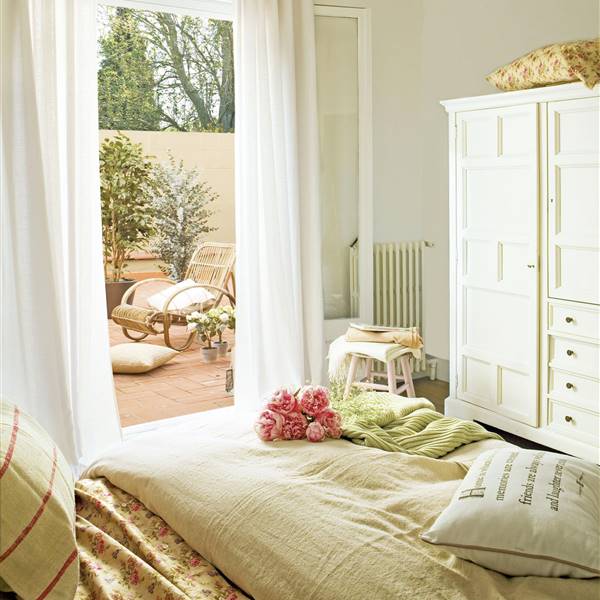 Dormitorio en tonos primaverales con salida a la terraza_361531