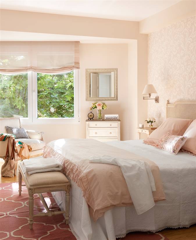 Dormitorio en tonos rosas con papel pintado con motivos florales