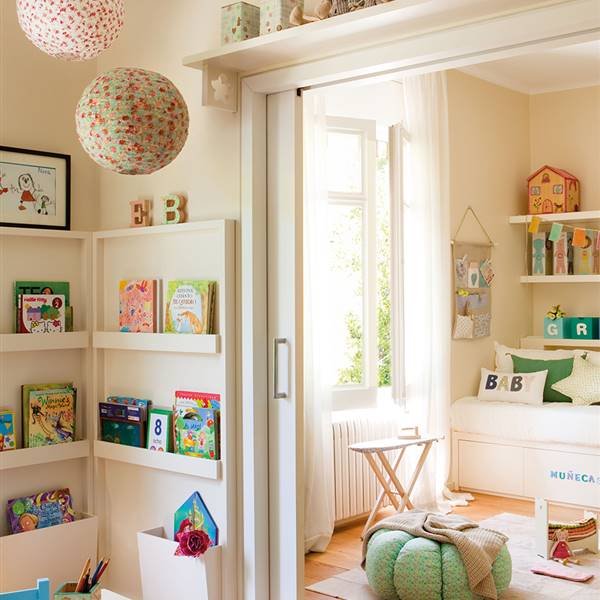 Dormitorio infantil con baldas para juguetes y libros