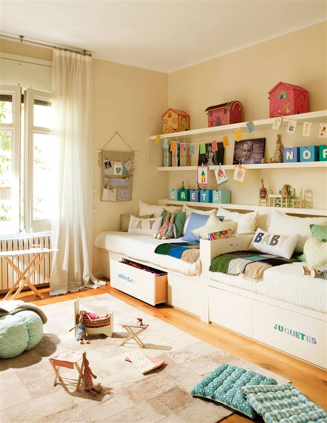 Dormitorio infantil con dos camas en línea, estantes y soluciones para guardar