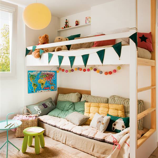 Dormitorio infantil con litera decorada por guirnalda