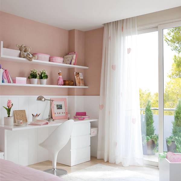 Dormitorio infantil en blanco y rosa