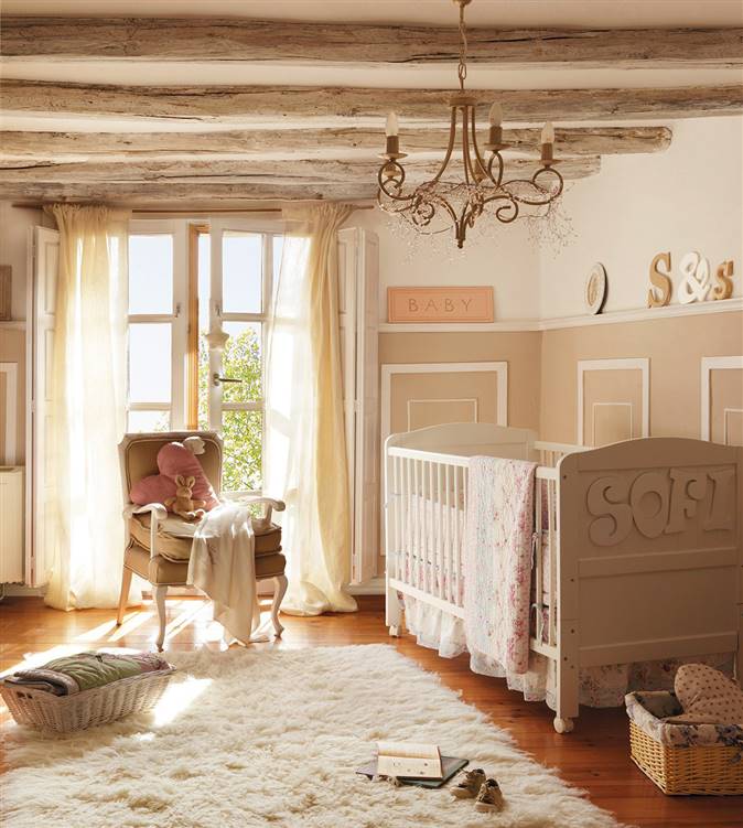 dormitorio infantil en tonos beige con cuna y vigas vistas 1149x1280