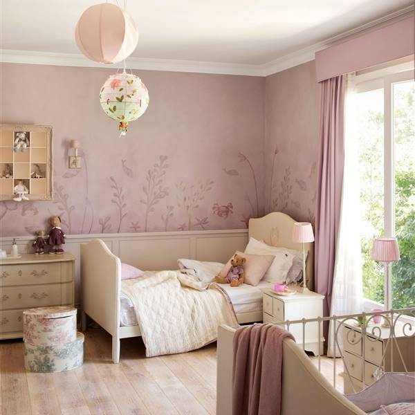 dormitorio infantil en tonos pastel con cama y cuna_00310840