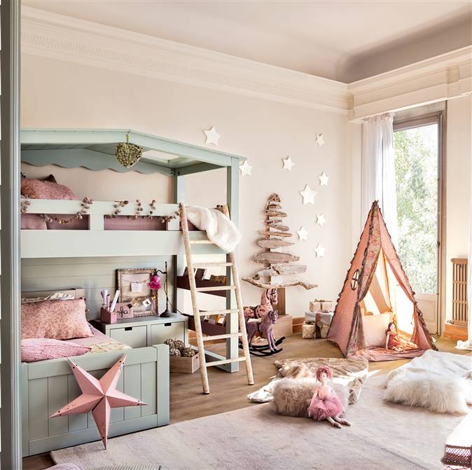 Dormitorio infantil grande con cama alta con otra debajo decorado de Navidad_ 00374213b