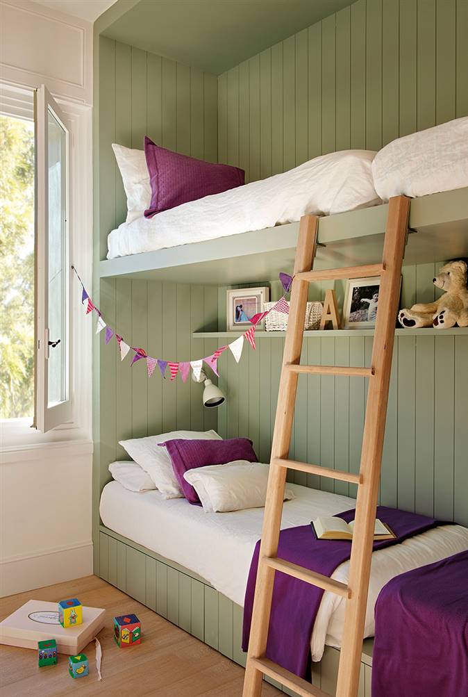 Dormitorio juvenil con literas y pared forrada de madera en color verde oliva