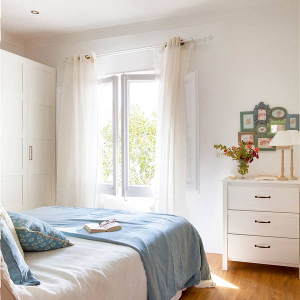 Dormitorio pintado en blanco lleno de luzw00429036