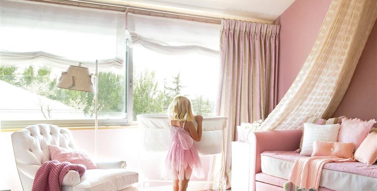 dormitorio rosa con cuna y niña