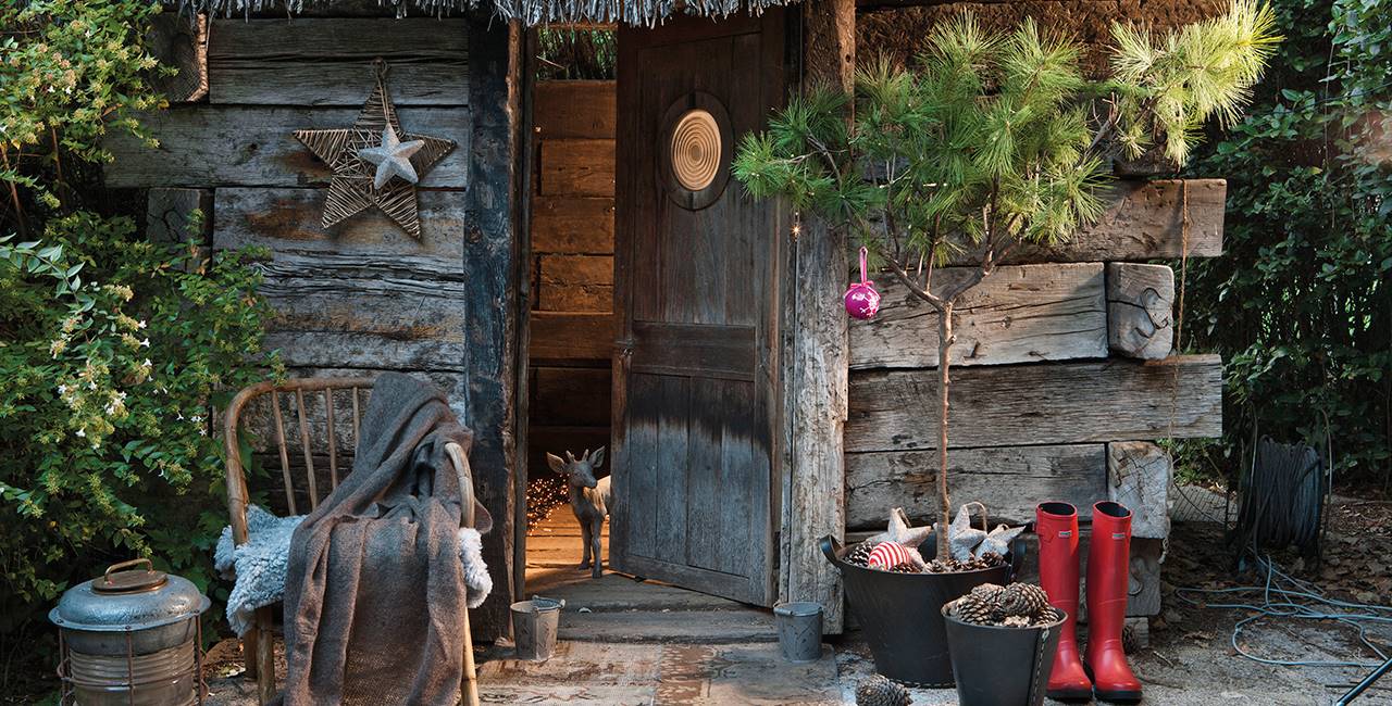 Entrada cabaña de madera con ambiente navideño