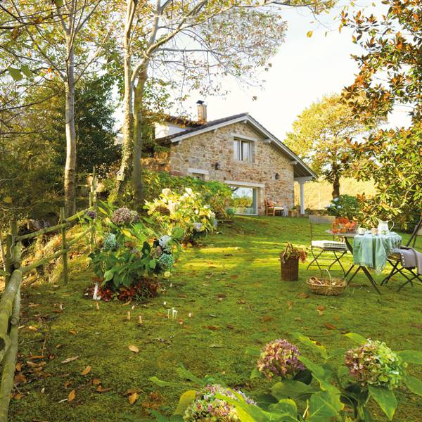 Fachada y jardín de la casa 