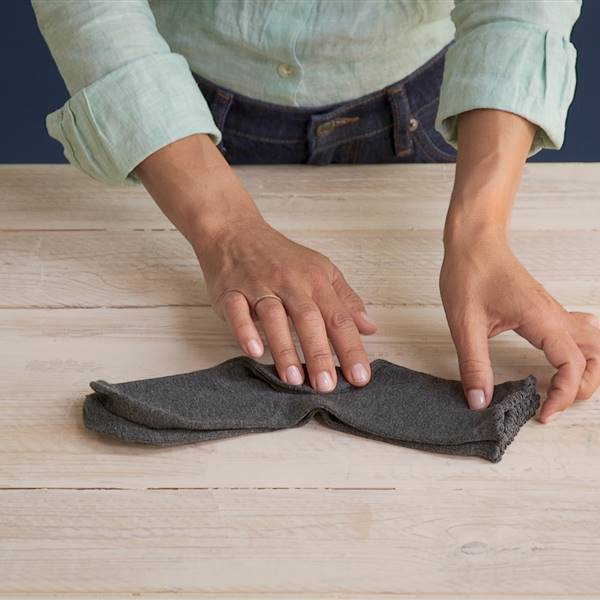 Cómo doblar calcetines con el método Marie Kondo