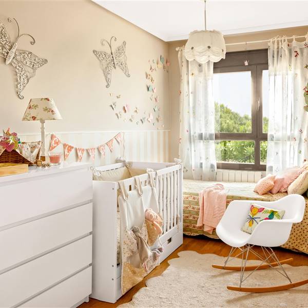 habitacion de bebe con muebles blancos y mecedora_00390745