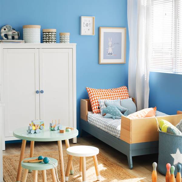 habitacion-infantil-paredes-azules-mesitas-auxiliares-de-madera-y-cama-baja-de-madera 472115