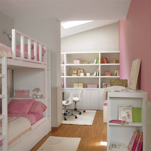 Habitación rosa con zona de estudio separada