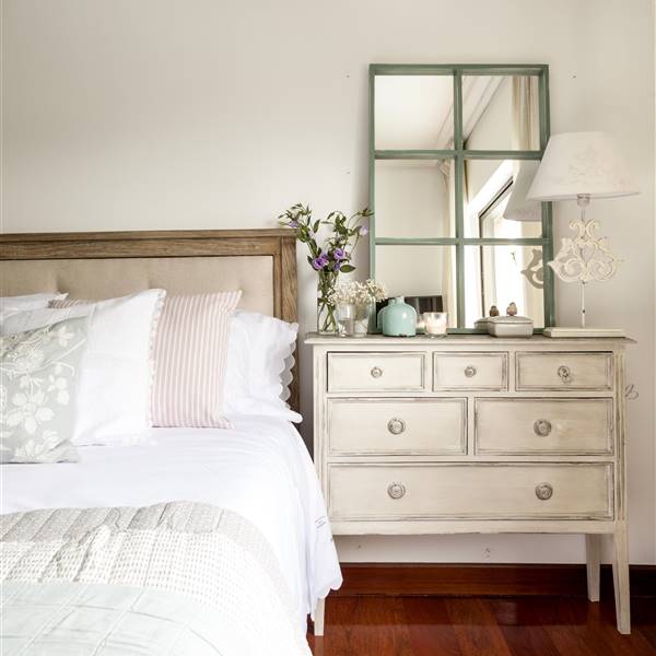 La pieza clave de este dormitorio principal es la cómoda de Oficios de Ayer. La lámpara es de Sandra Marques y el espejo de Kenay Home.