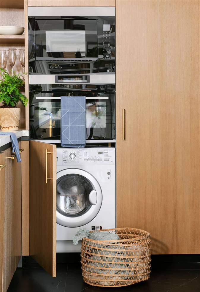 lavadora-en-mueble-panelado-bajo-horno-y-microondas-de-la-cocina 470703 O