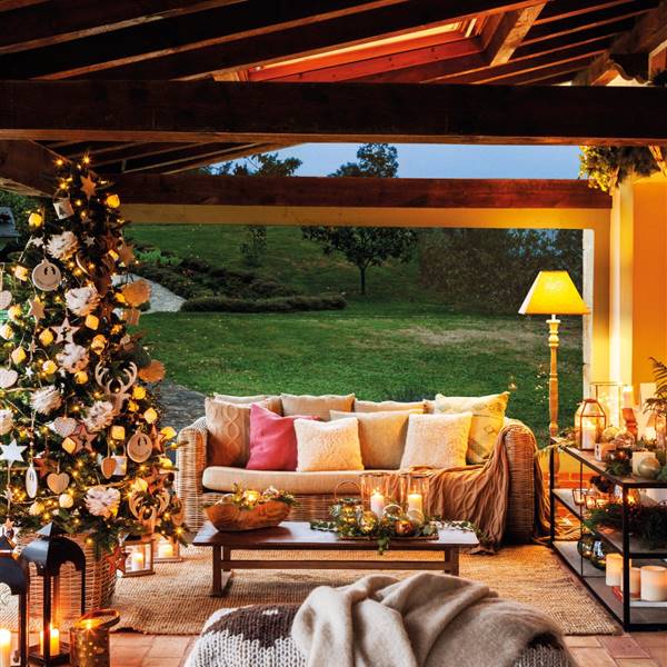 ¡La Navidad le sienta de maravilla a este porche!