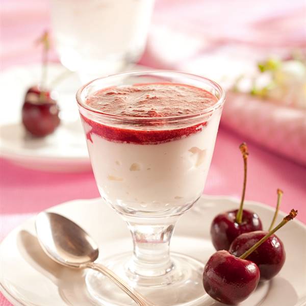Mousse de yogur natural y cerezas