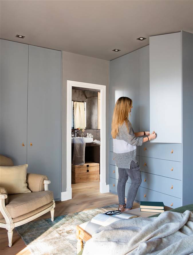Mujer abriendo armario azul claro