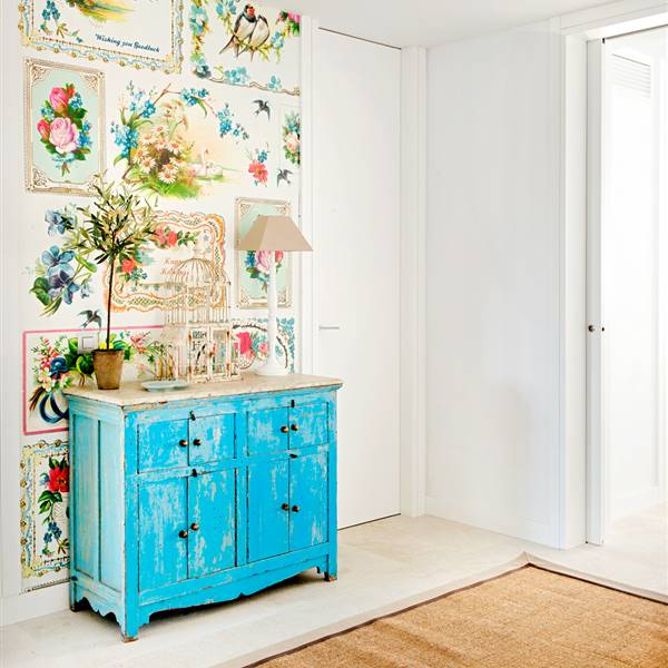 Recibidor con mueble vintage pintado de azul y pared a cuadros en colores vistosos 433831 O