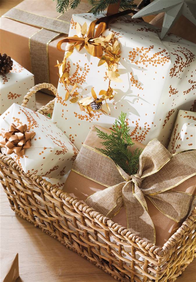 regalos de navidad con papel de regalo dorado y cintas doradas