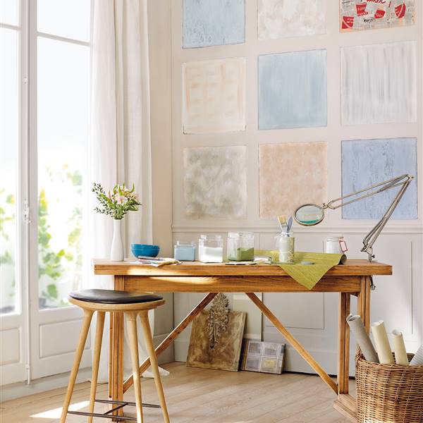Rincón con mesa de trabajo y pintura decorativa en damero en la pared