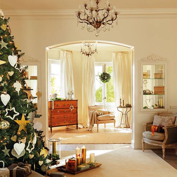 Sala de estar con lámpara araña y árbol de Navidad