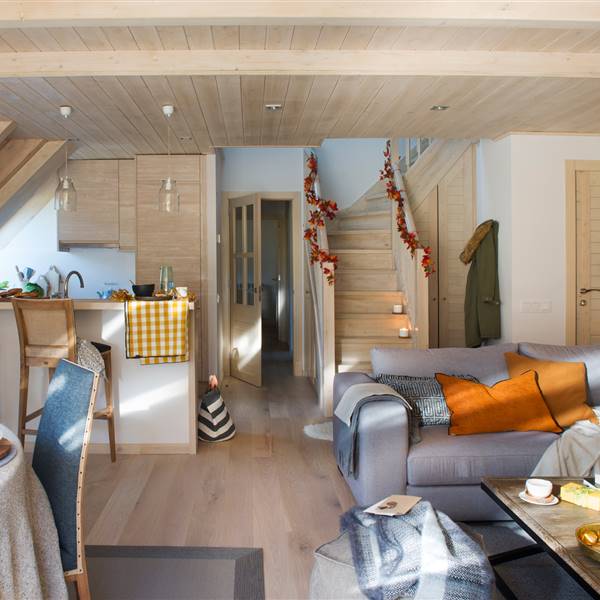 Salón cocina comedor de montaña con techo abuhardillado y pavimentado y revestido de madera clara_445004 O