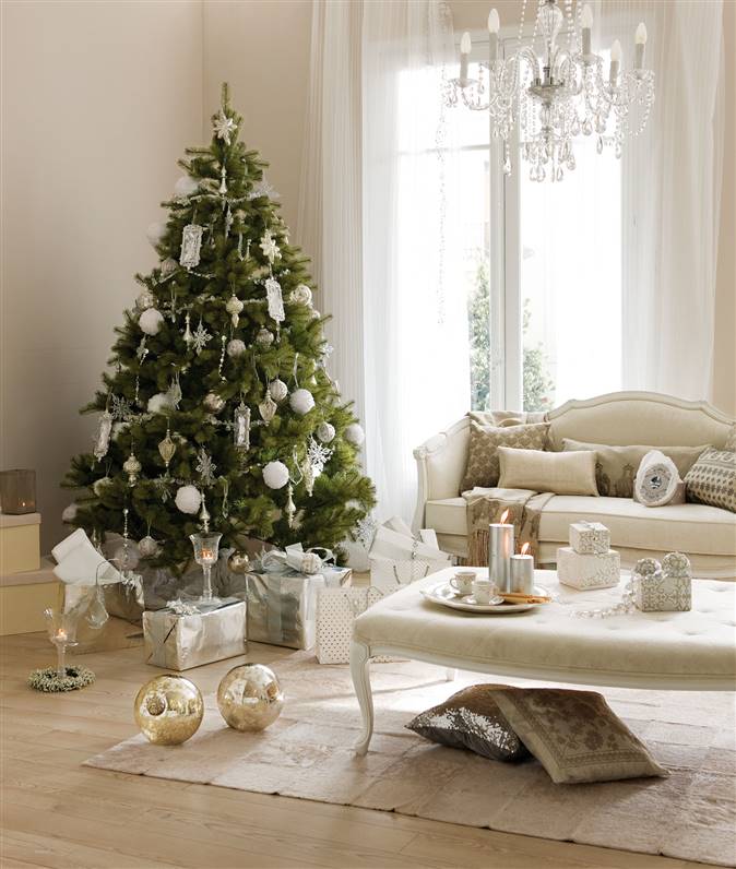 Salón con árbol de Navidad decorado en blanco y plata 