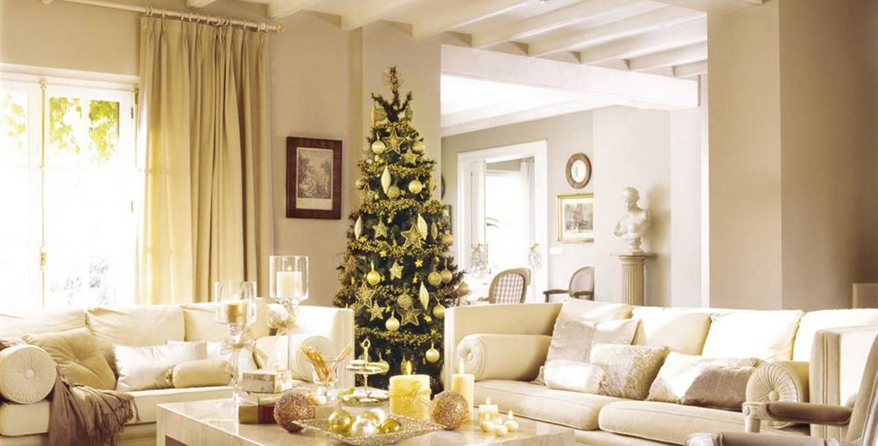 salón con árbol de navidad