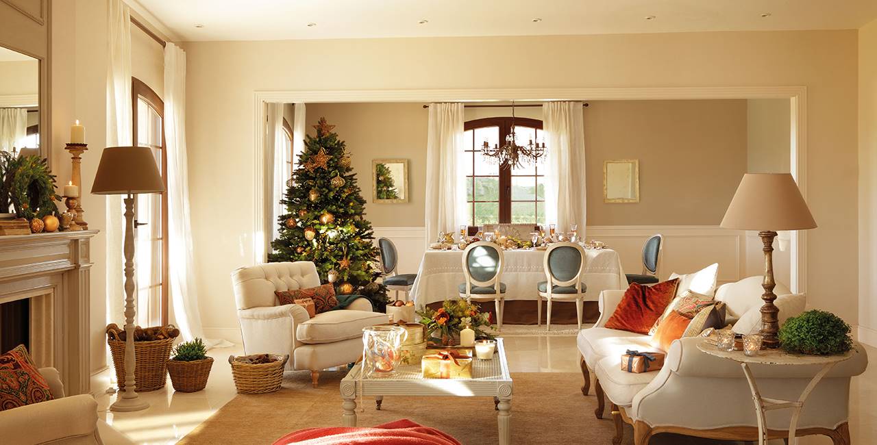 Salón con comedor al fondo decorado con motivos navideños