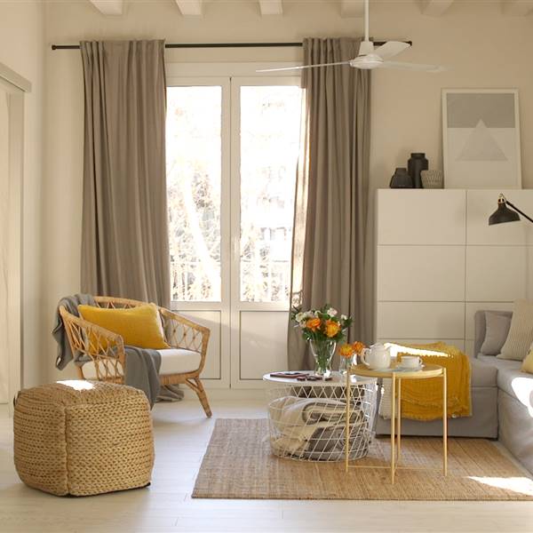 Salón con muebles en blanco, madera clara y fibras naturales con piezas de Ikea y en espacio de Home Hunter vinculado a vídeo