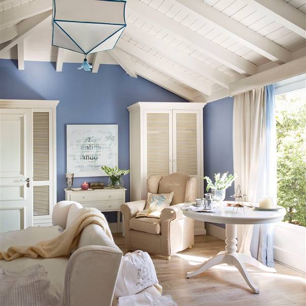 Salón con paredes azules y techo de madera blanca