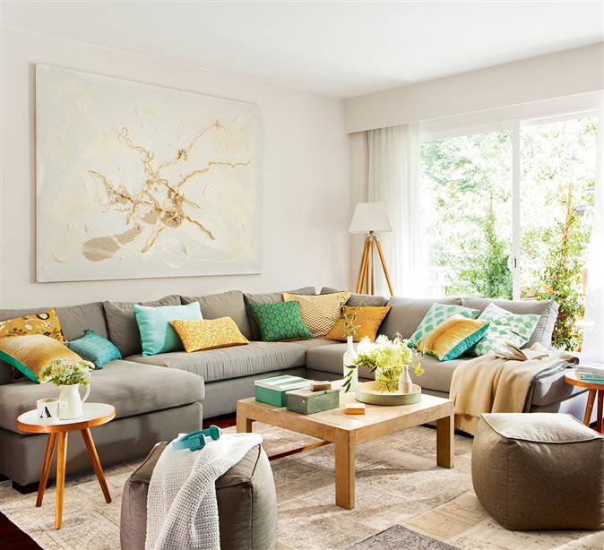 Salón con sofá rinconero y cuadro abstracto