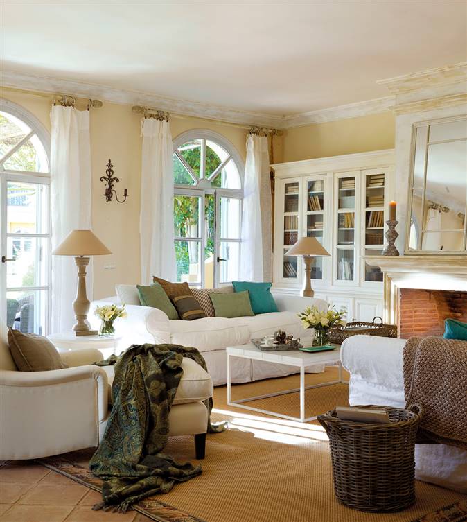 Salón con sofas y librería en color blanco