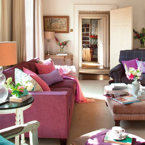 Salón con tapicerías y cojines en tonos morados