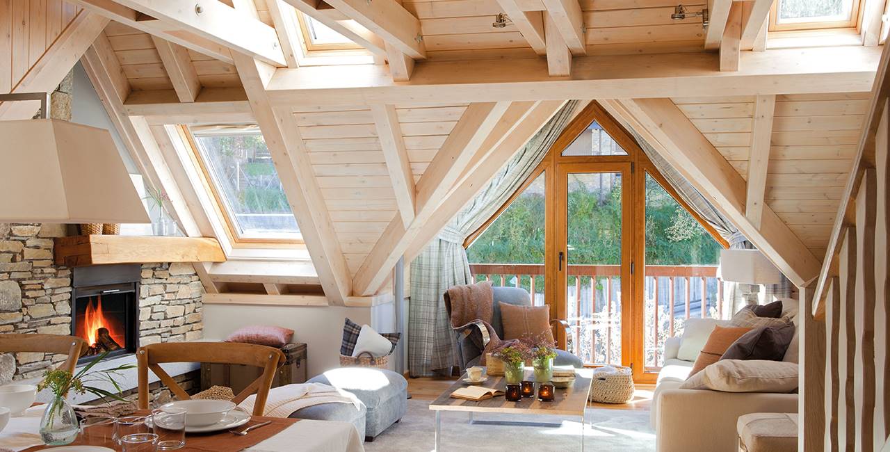 Salón con techo de madera, chimenea y zona de comedor