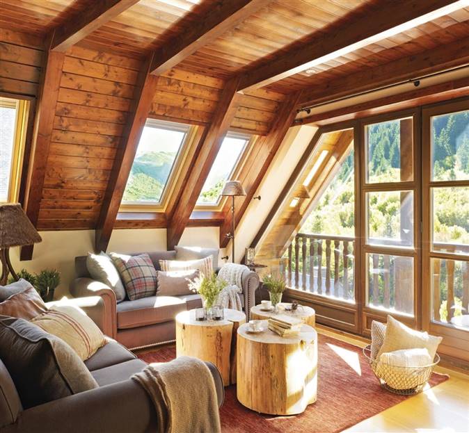 Salón con techos de madera