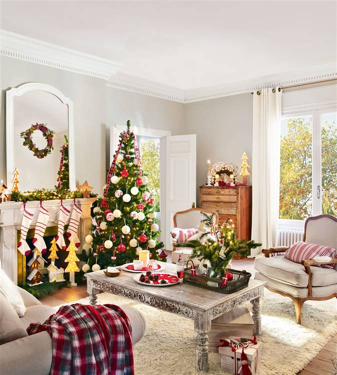 Salón decorado de Navidad con árbol y detalles en verde, blanco y rojo