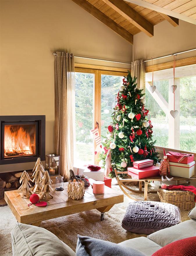 Salón navideño con abeto y chimenea