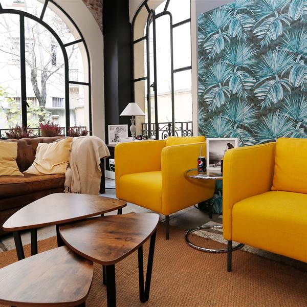 Tienda de Amazon en madrid mobiliario y complementos salon con butacas amarillas, sofá y papel pintado