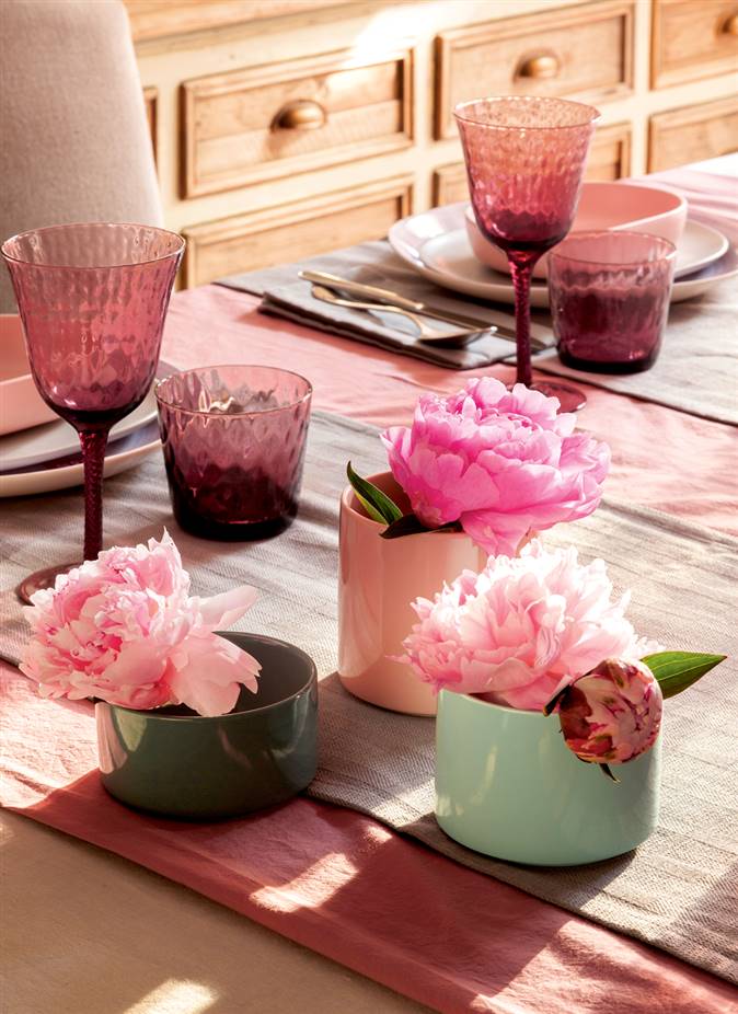 Tres bols con flores sobre una mesa en malvas (00388055)