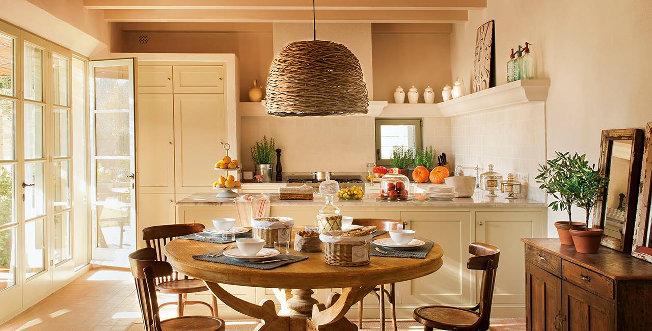 Zona office en la cocina con mesa redonda y lámpara de fibras naturales