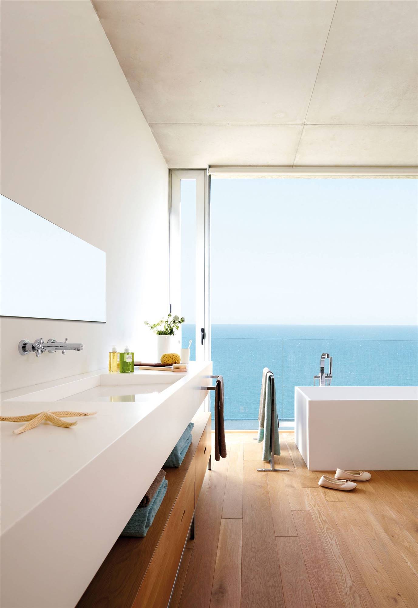 Baño moderno con vistas al mar y bañera exenta.