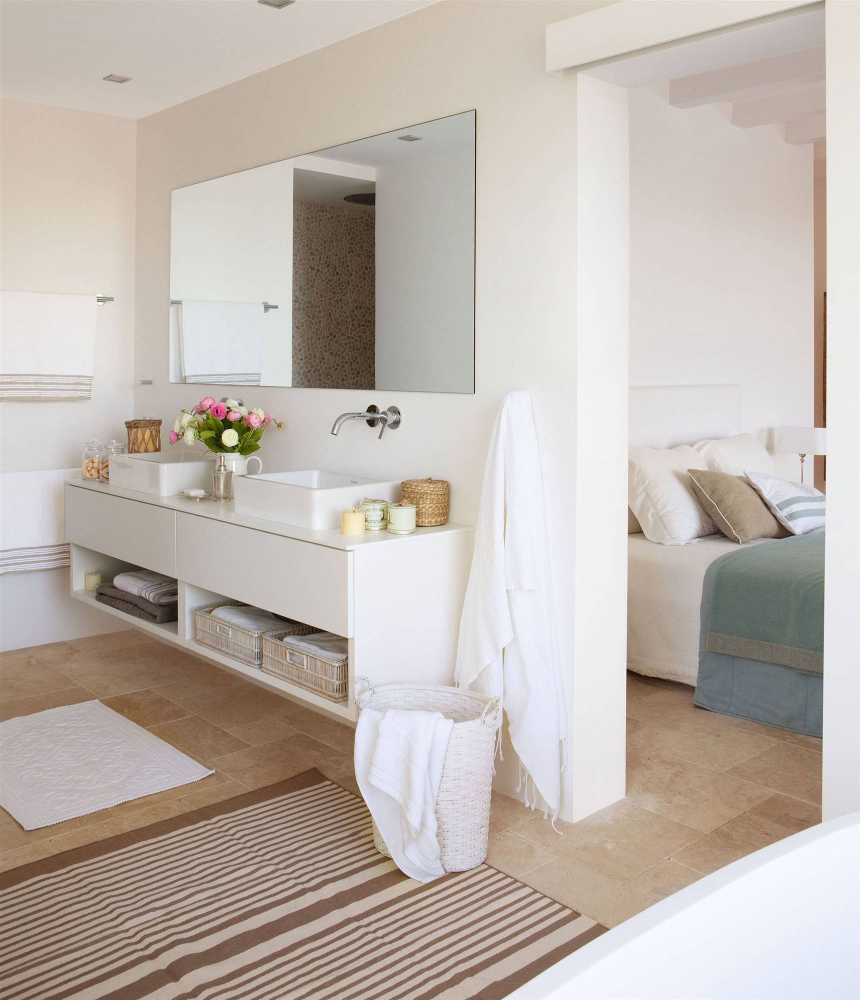 Baño moderno con mueble suspendido blanco con doble lavabo y espejo grande. 
