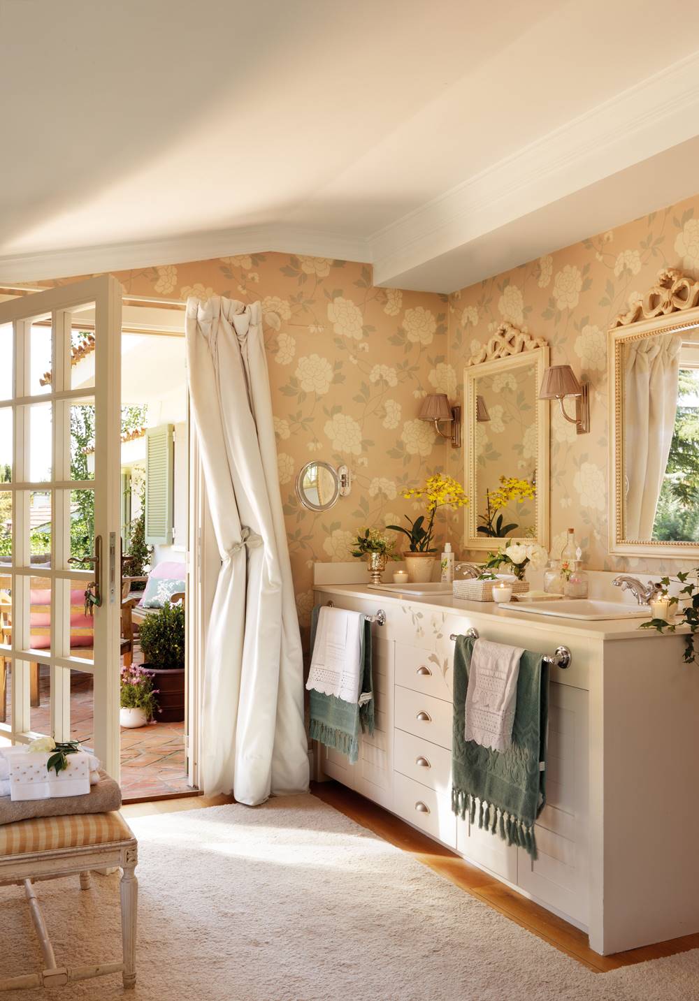 Baño clásico con papel pintado floral y mueble de baño blanco. 