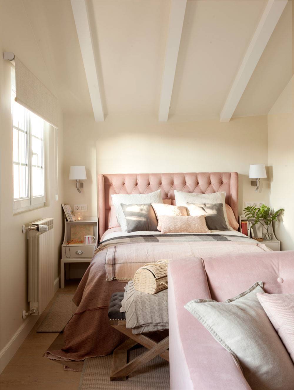 Dormitorio con cabecero tapizado y radiador