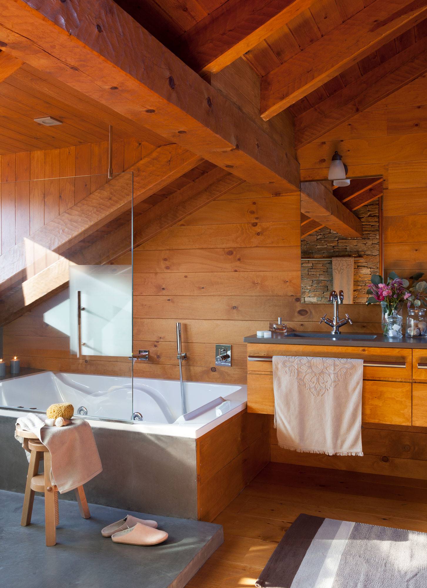 Baño con mobiliario de madera de pino.